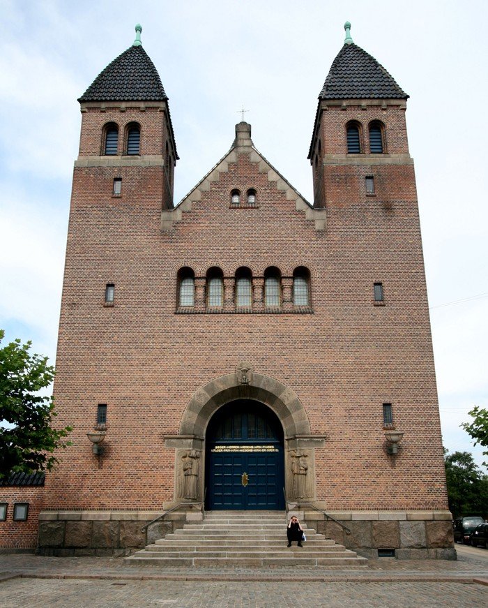 Det mest iøjnefaldende ved kirken er den monumentale granittrappe,